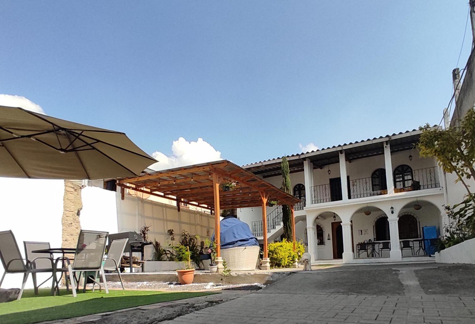 Blue Moon Hostel Antigua Exterior foto