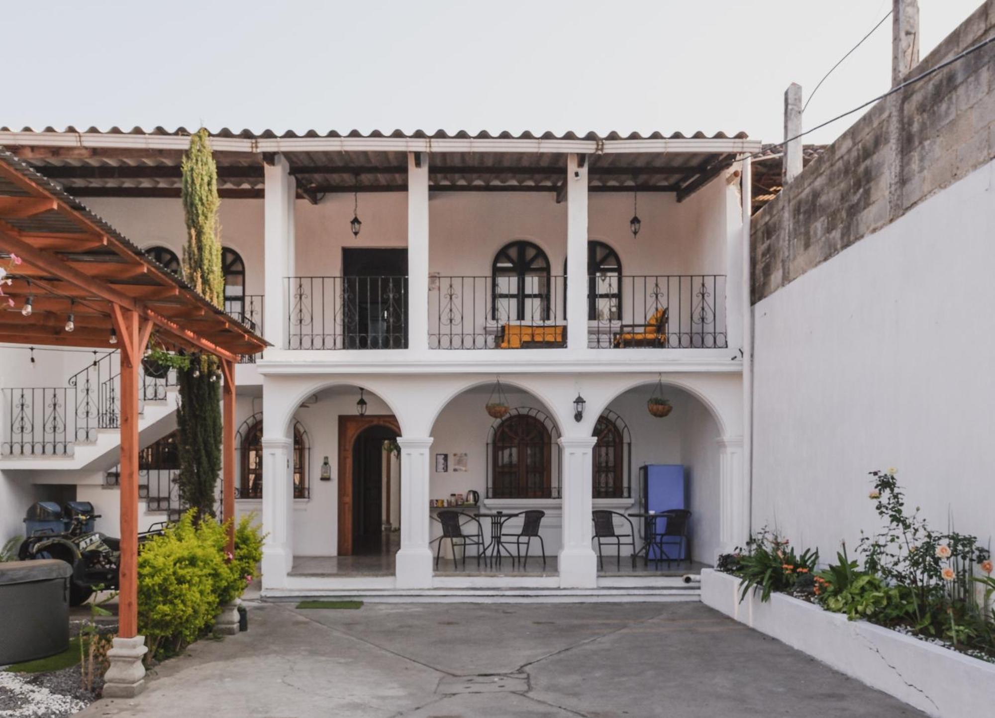 Blue Moon Hostel Antigua Exterior foto