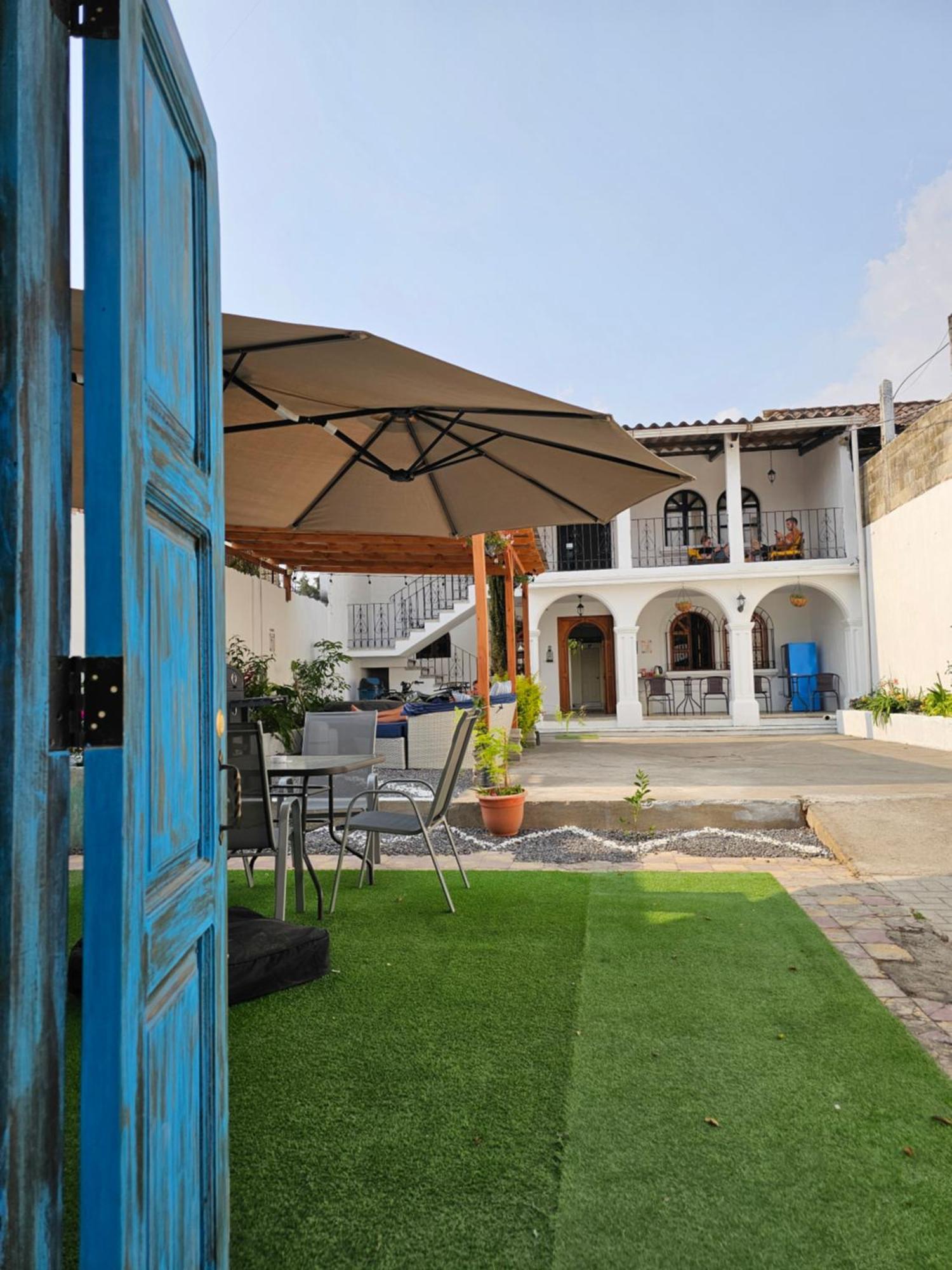 Blue Moon Hostel Antigua Exterior foto