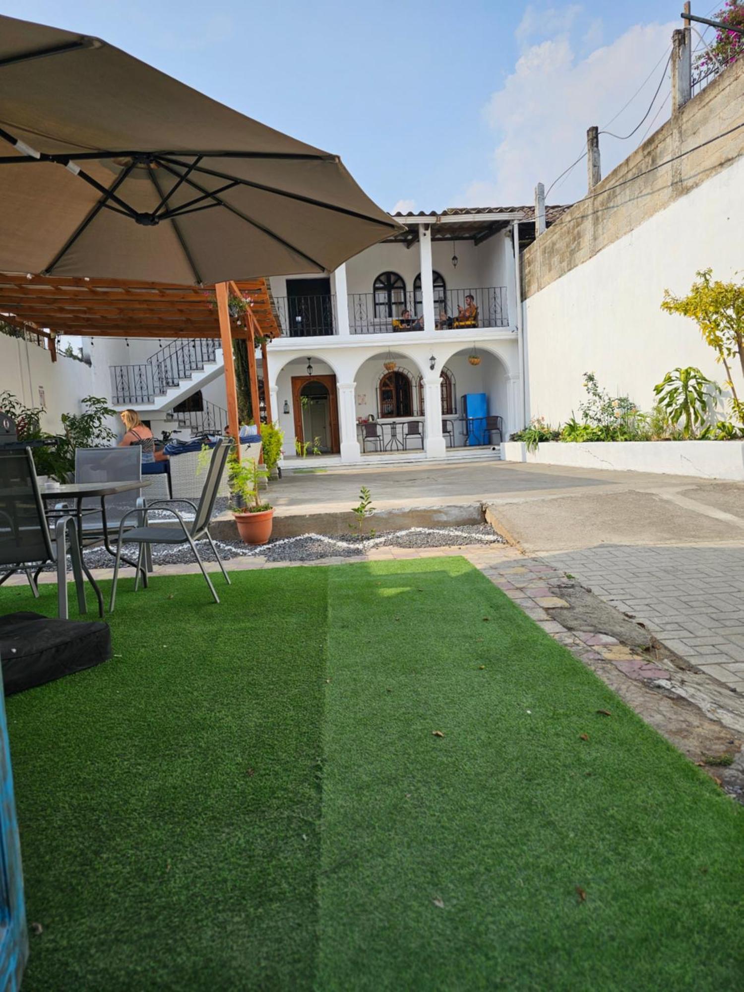 Blue Moon Hostel Antigua Exterior foto
