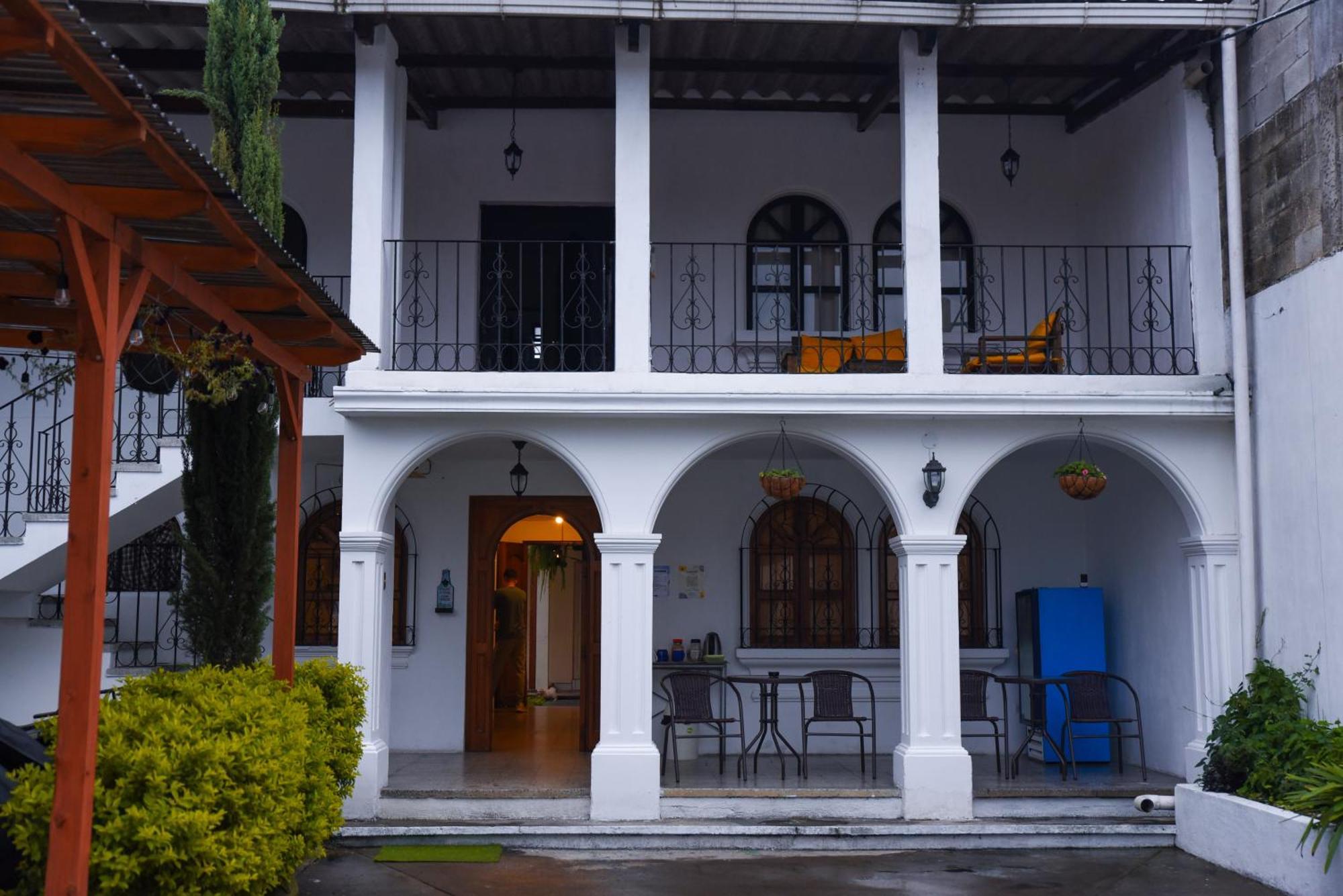 Blue Moon Hostel Antigua Exterior foto